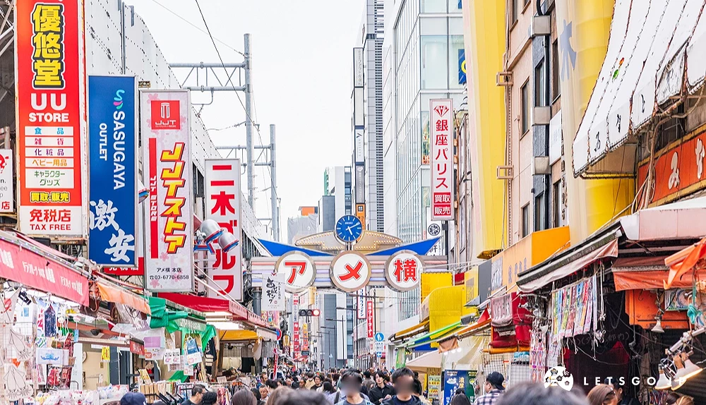 色彩繁多的招牌和人潮汹涌的阿美横町