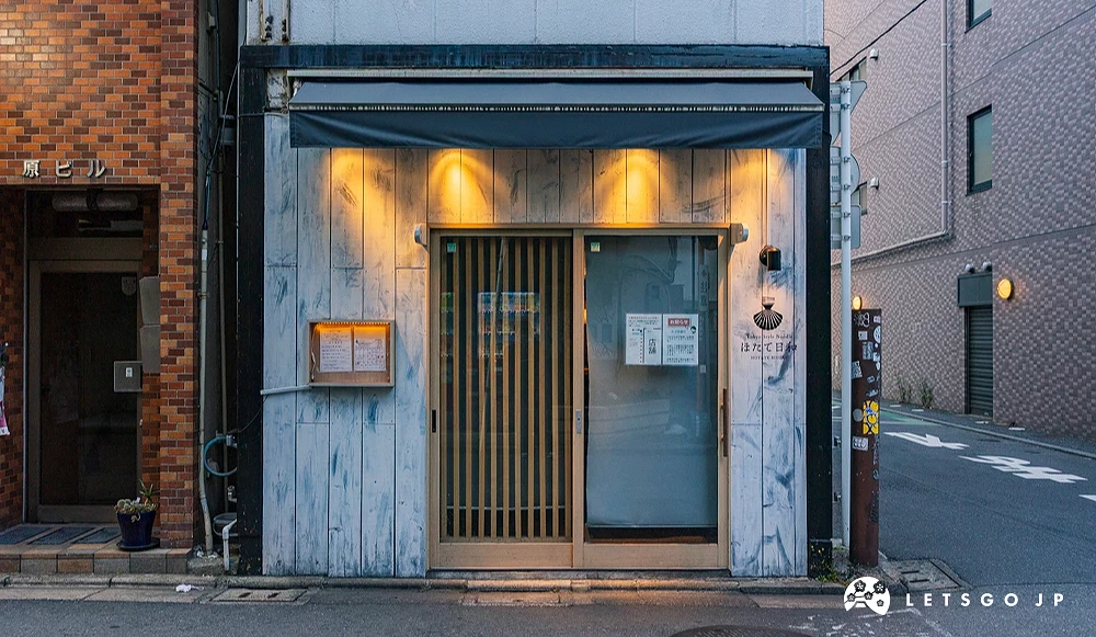白色木製小店設計,打著黃光的精緻拉麵店
