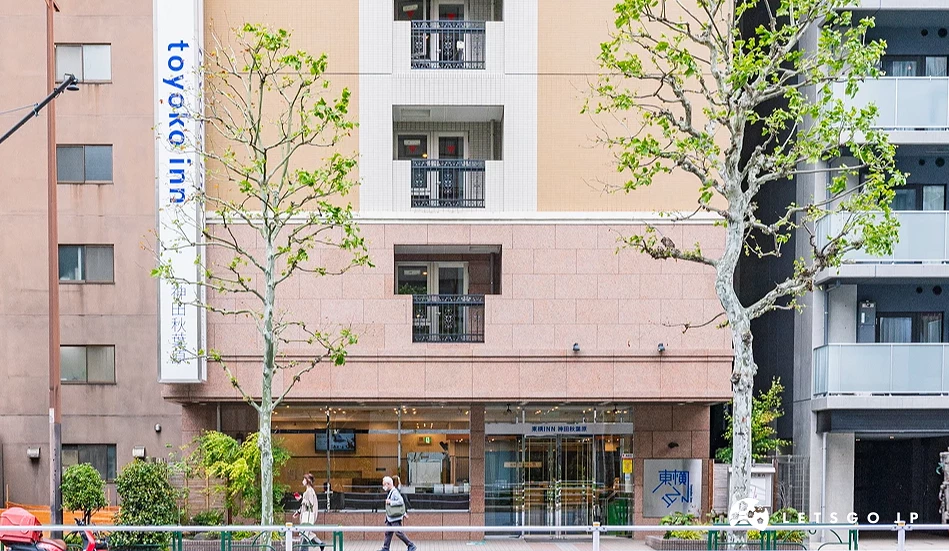 外表是淺粉色石頭蓋成,老派商業飯店