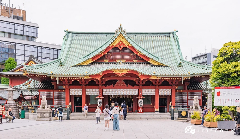 綠色屋簷紅色漆色的神社