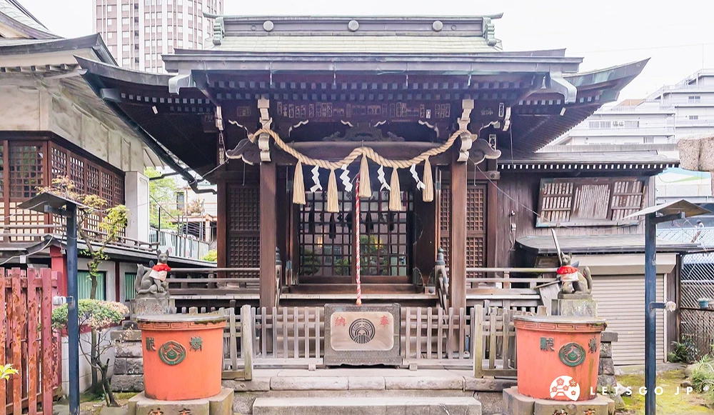 小小一間神社,左右前方有石頭狐狸守護