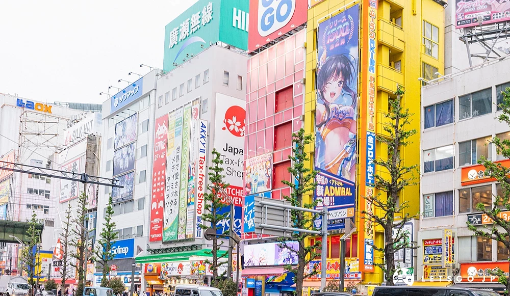 五顏六色的秋葉原商店街白天景色和車子