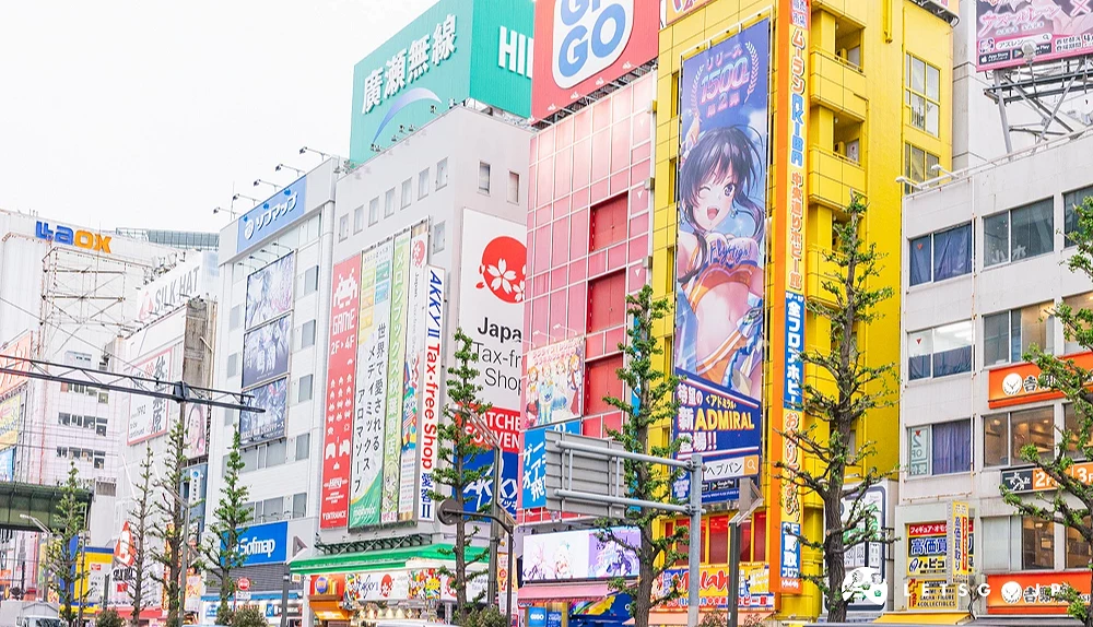 五颜六色的秋叶原商店街白天景色和车子