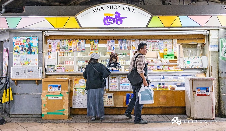 在人來人往的電車站台上的復古牛奶商店
