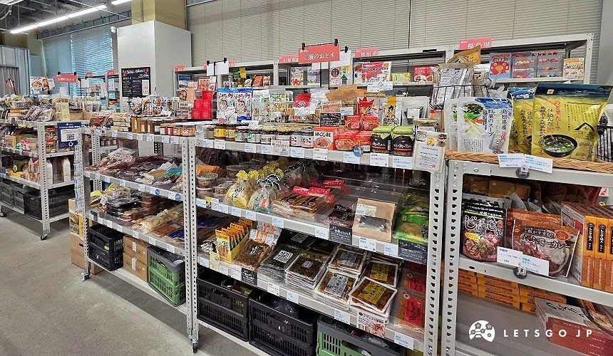 擺滿加工食品的貨架