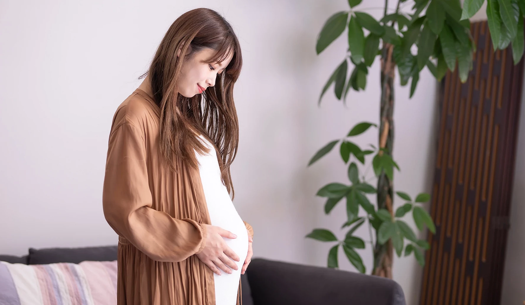 孕婦摸著自己的肚子