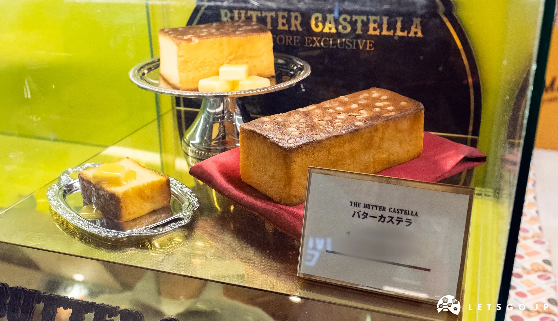 玻璃櫃中放著奶油古早味蛋糕的食物展示