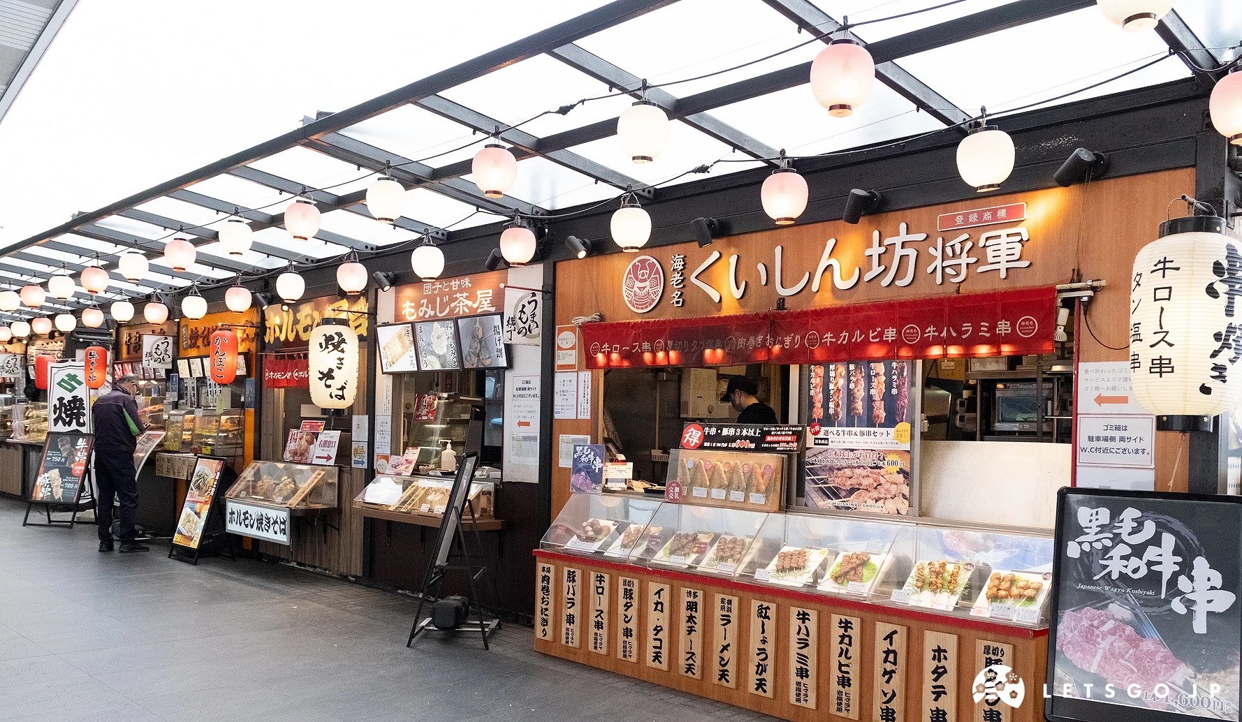 路邊攤形式的室外美食街