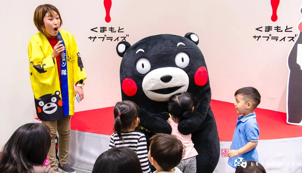 與兒童互動的熊本熊