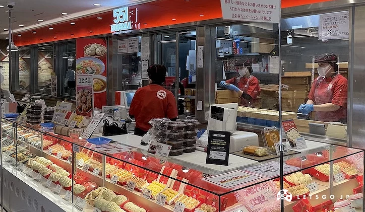 551蓬萊的店鋪櫃檯,展示著招牌豬肉包與燒賣