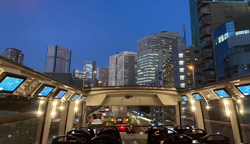 點燈的開篷車頂與遠方的大廈