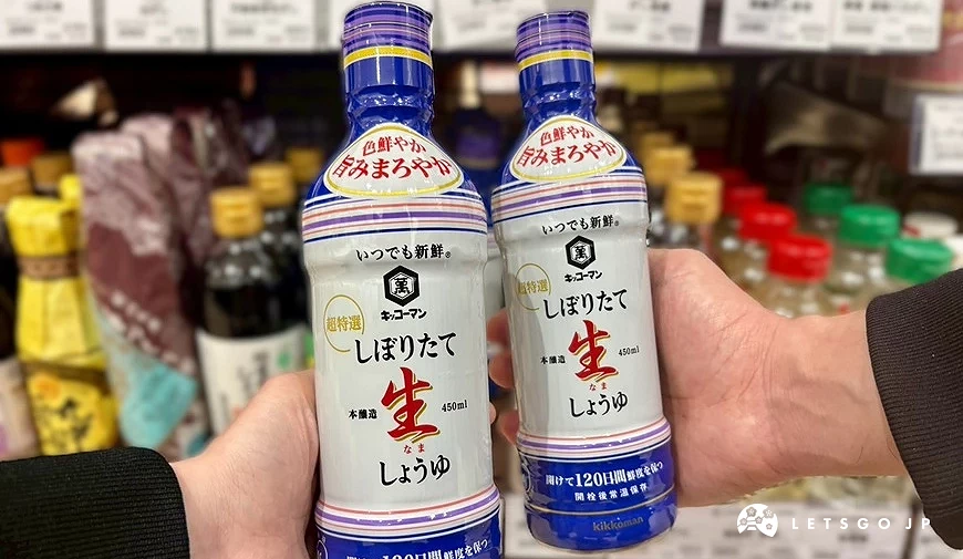 龟甲万鲜榨生酱油蓝色瓶身设计有小巧思,采双层密封结构