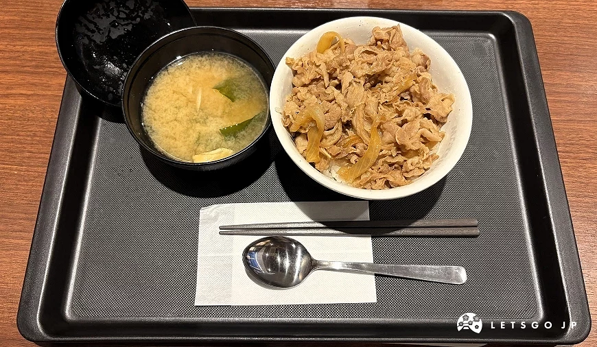 听到自己的号码后,拿食券到柜台领取牛丼