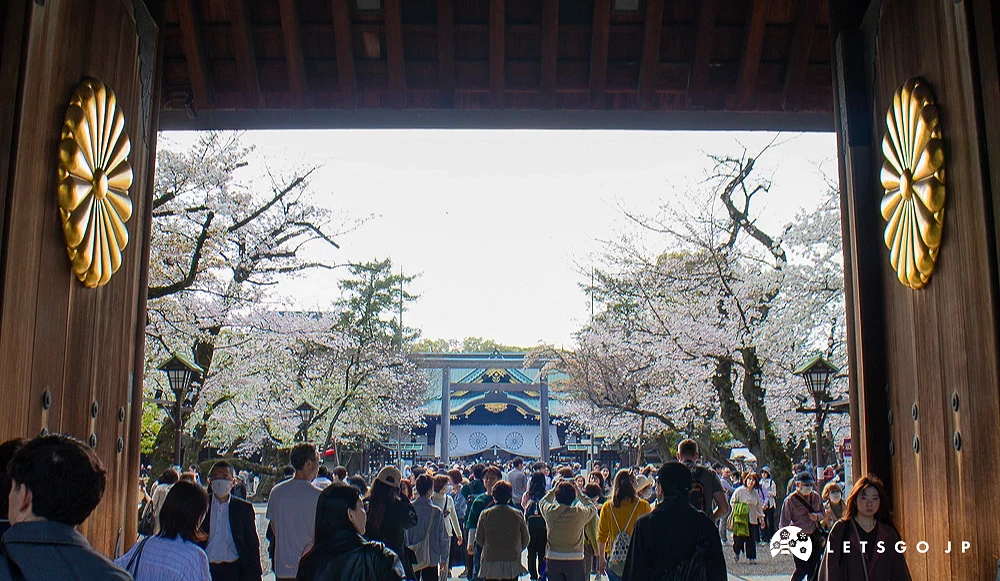 从靖国神社神门内望向拜殿,门扉上有金色菊花纹章。