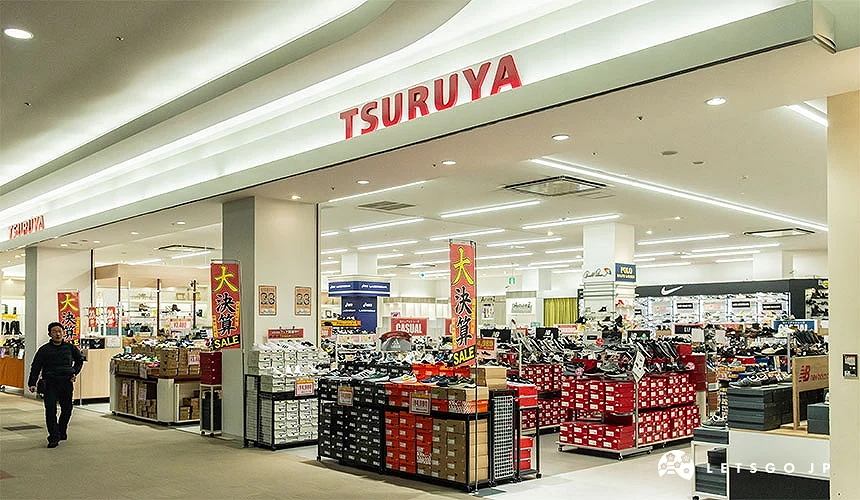 販賣著運動鞋的TSURUYA店家外觀