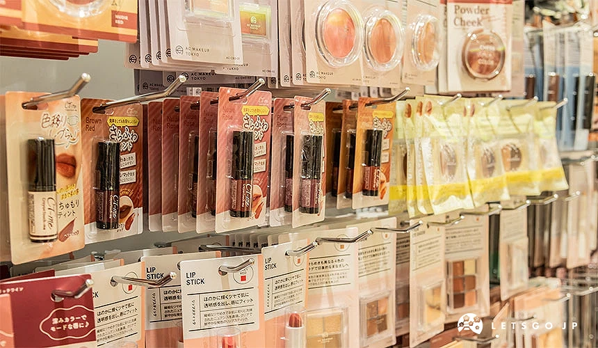 貨架上有粉餅、唇膏等化妝品