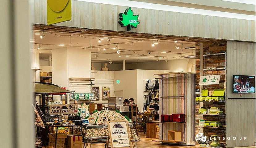 招牌為綠色楓葉的戶外用品店鋪