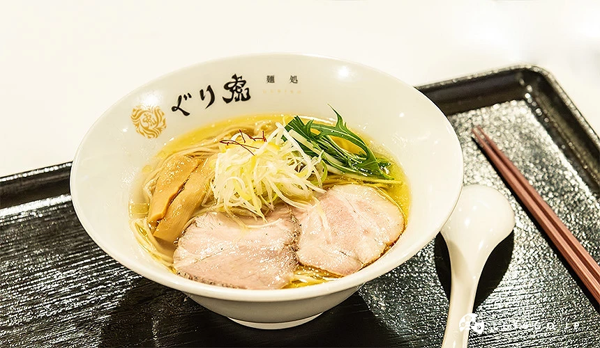 盛裝著叉燒蔥花等配料的拉麵」