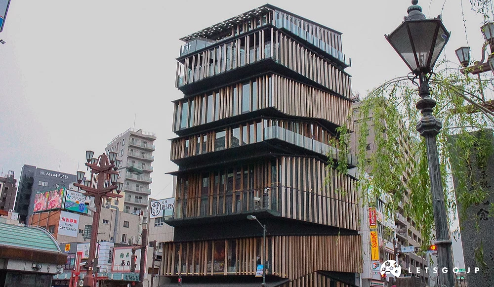 淺草文化觀光中心建築,外觀為木質格柵重疊設計。