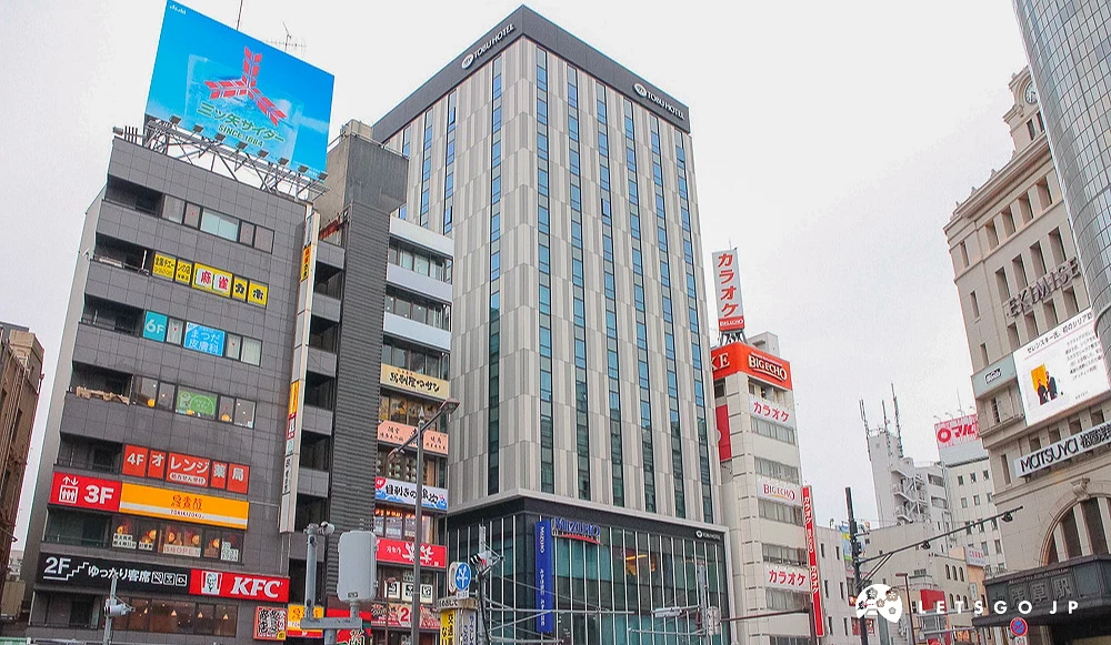 淺草雷門通街景,包含東武飯店、一蘭拉麵與 KFC 招牌。
