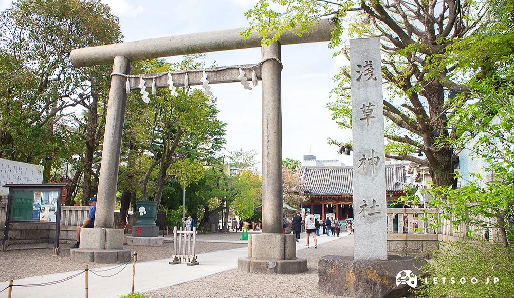淺草神社入口石造鳥居,右側立有「淺草神社」石碑。