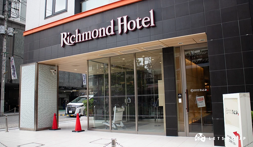 Richmond Hotel 淺草分店入口,採用深色石材牆面與玻璃門。