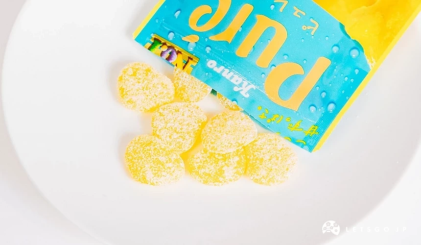 带有糖粉的黄色心形软糖