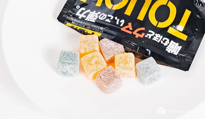 表面带有糖粉的方形软糖
