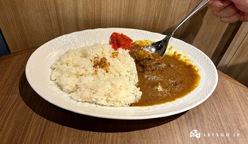 星乃牛肉咖哩,一旁还有搭配清爽解腻的福神渍。