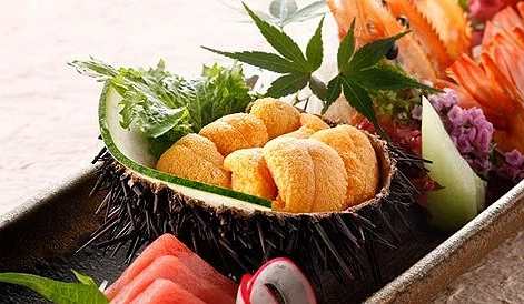 整盒北海道海胆与生鱼片拼盘近照