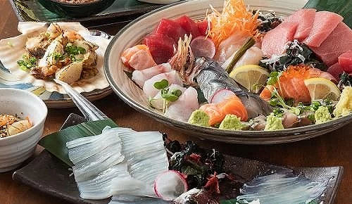 满桌海鲜刺身与日式料理套餐摆盘