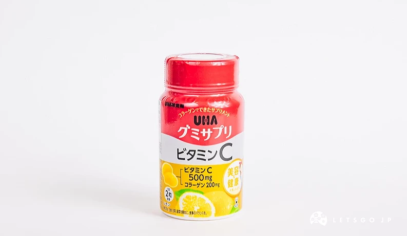 红色罐装瓶身,黄色标签印有维他命C字样与柠檬图案