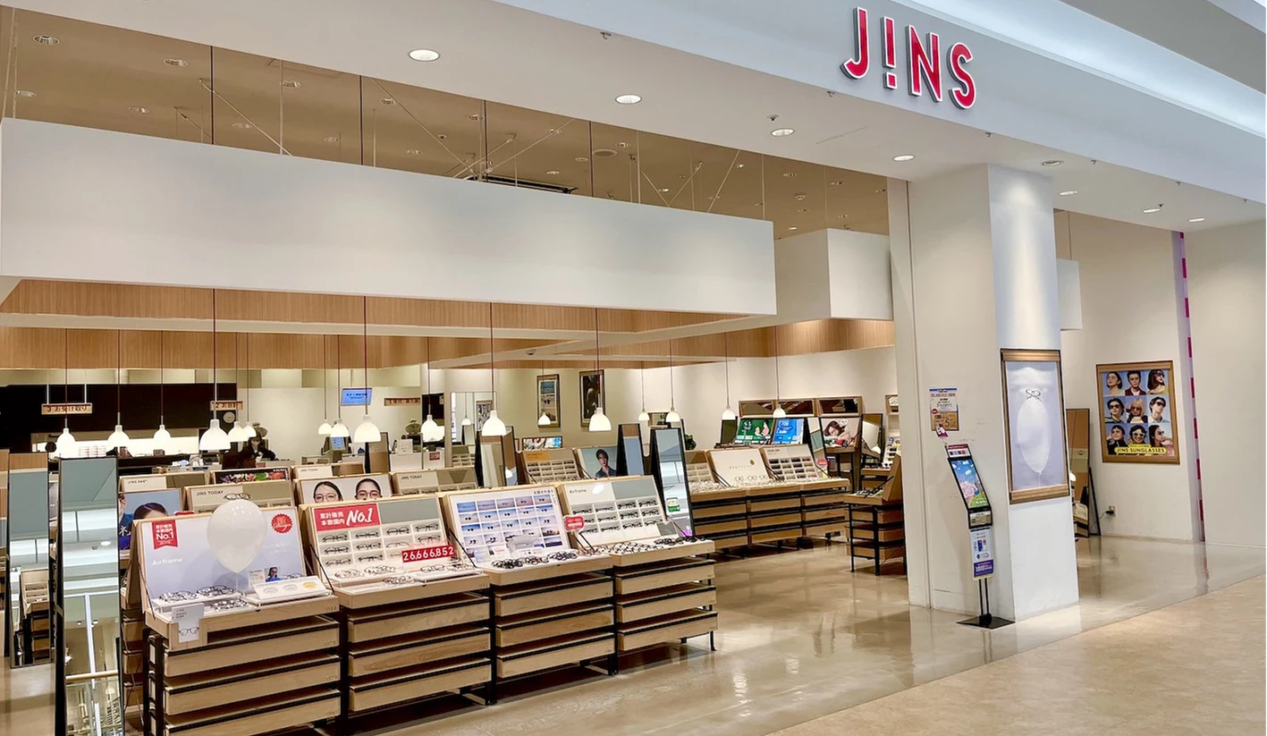 招牌為JINS的商店