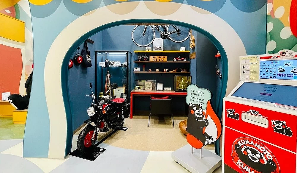 「FAN'S HOUSE」展示室入口,室內陳列重機、腳踏車及熊本熊周邊收藏品