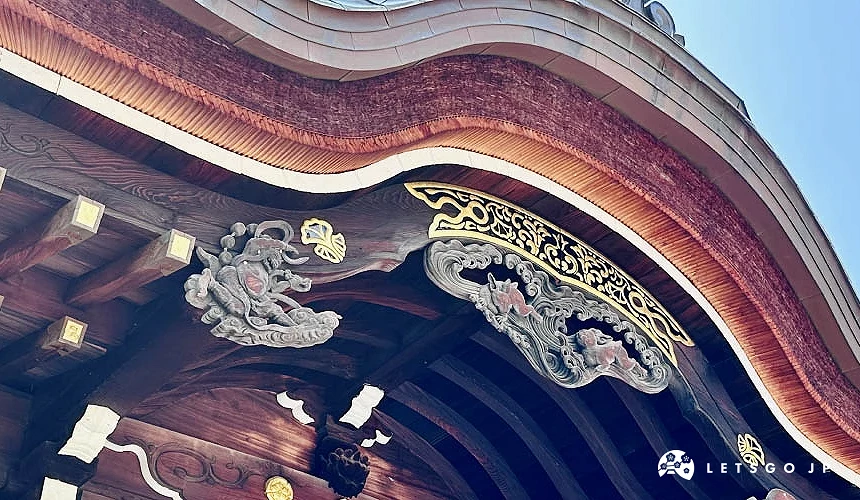 本殿上的风神雷神木雕