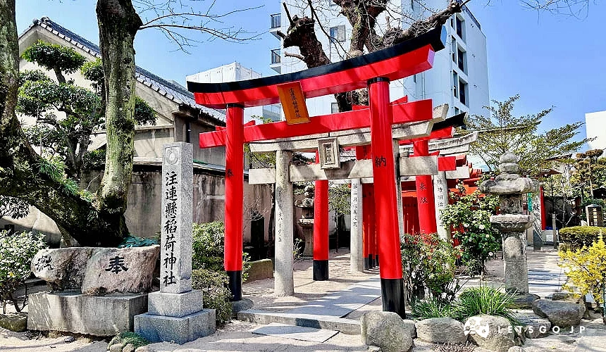 注连悬稻荷神社的朱红鸟居
