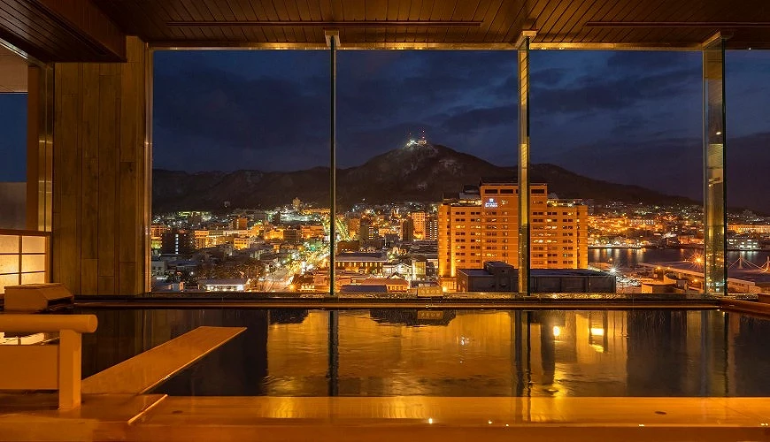 大浴場正對函館山