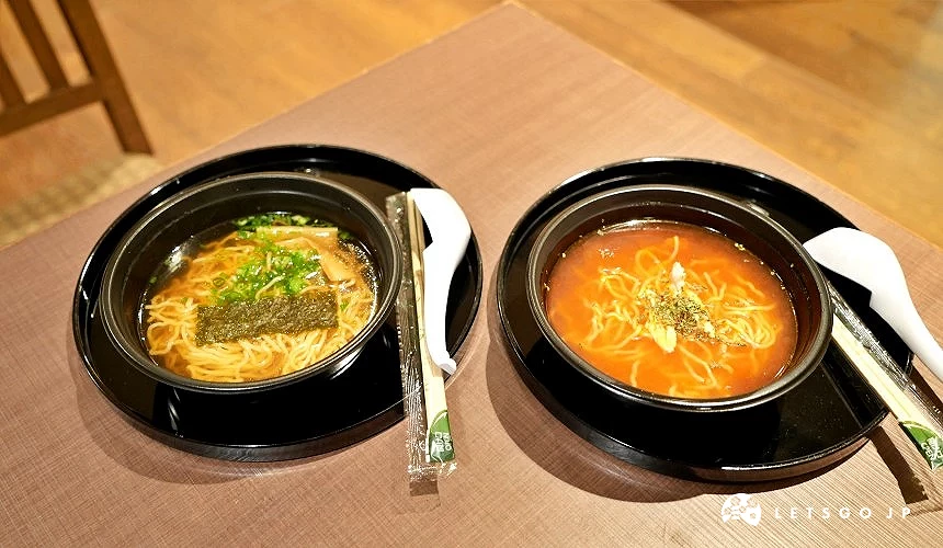左邊是醬油原味、右邊番茄口味拉麵