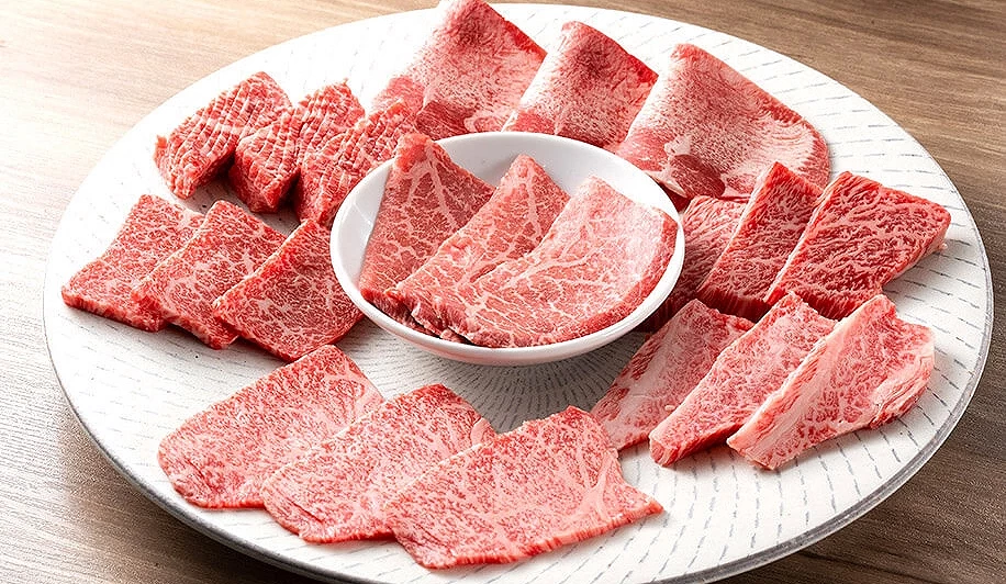 七種不同牛肉生肉放在白色盤子上