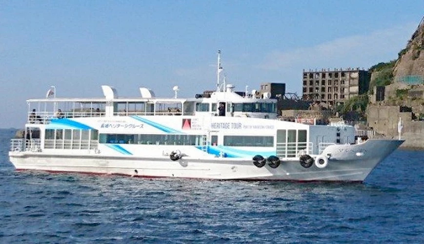 在軍艦島周邊航行的やまさ海運觀光船