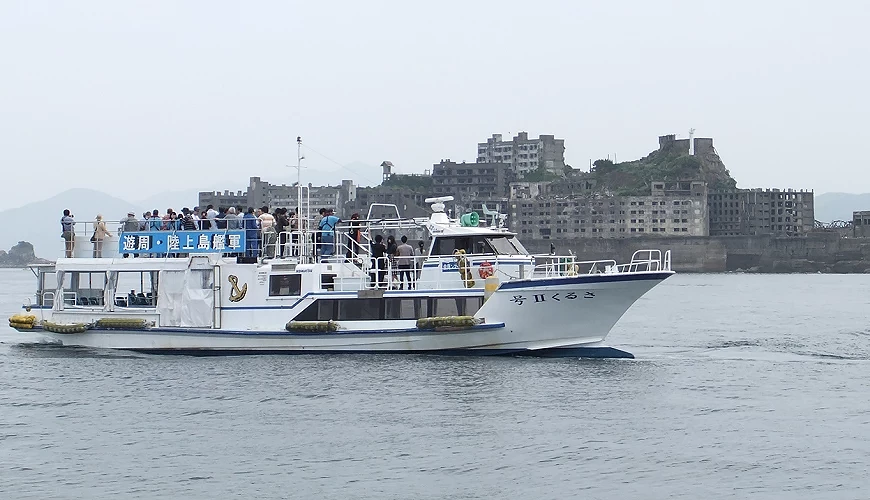 在軍艦島旁航行的シーマン商会觀光船