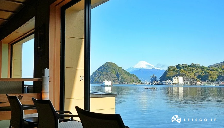 飯店大廳望出去的富士山與倒影