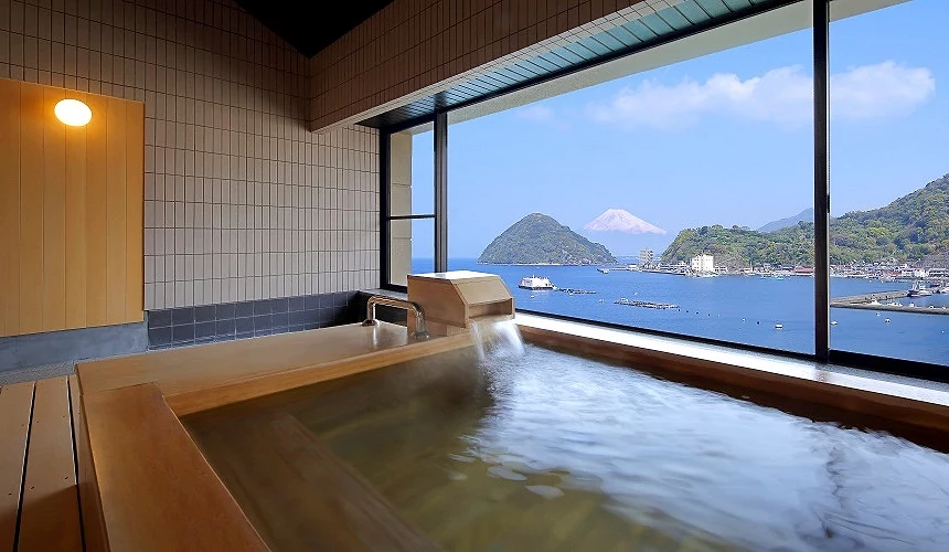 湯池外依舊能看到富士山
