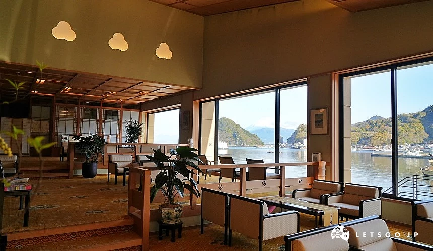 整排落地窗彷彿浮世繪般拼出富士山全景