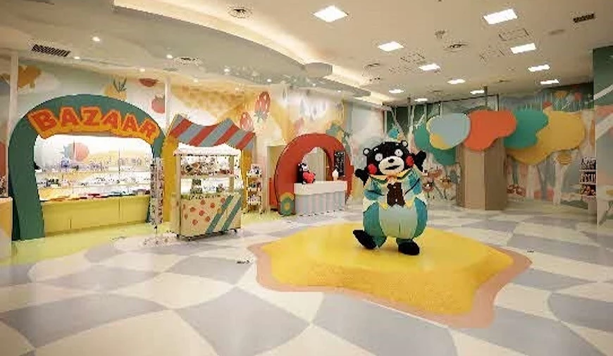 熊本熊吉祥物站於「BAZAAR」商品區中央黃色星形地板上