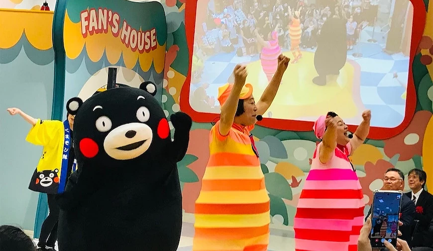 熊本熊與兩名穿著條紋造型服裝的表演者及觀眾於「FAN'S HOUSE」前合影