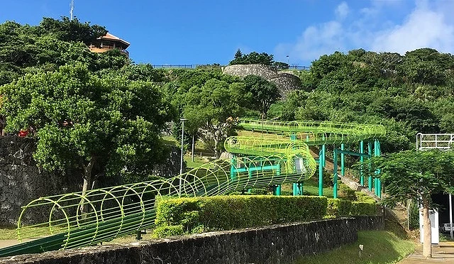 全长超过90公尺的溜滑梯