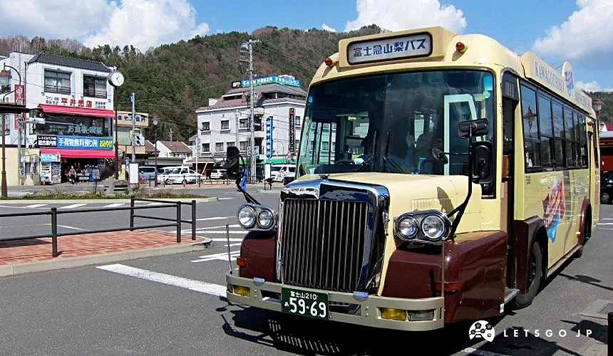 河口湖车站可搭乘的外型复古河口湖周游巴士