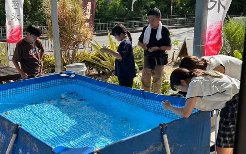 日本沖繩的玉城天婦羅玉城天ぷら的釣蝦體驗