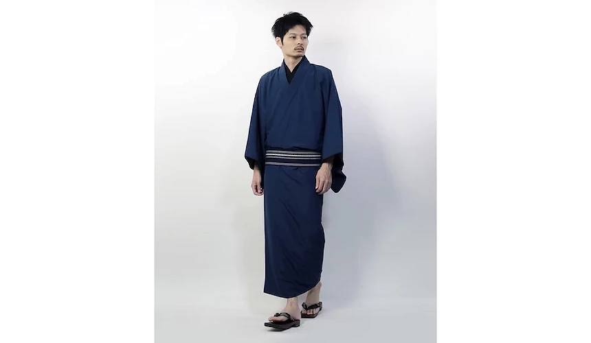 一位穿日本浴衣的站立男子